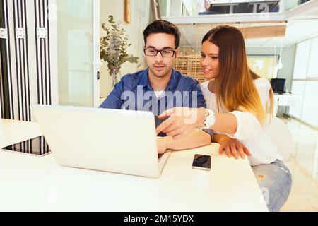 Giovane coppia di Business che lavora in ufficio Foto Stock