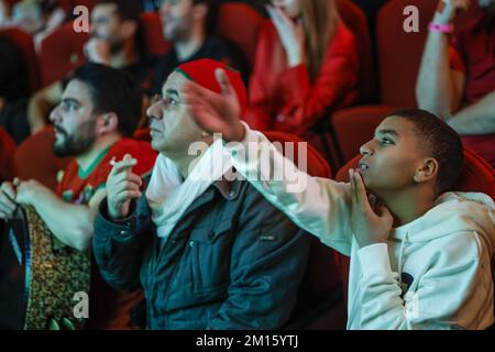 AMSTERDAM - i sostenitori della squadra di calcio marocchina guardano la partita tra Marocco e Portogallo alla Coppa del mondo in Qatar nel Meervaart di Amsterdam. ANP BAS CZERWINSKI Foto Stock