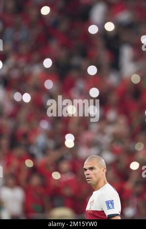 Doha, Qatar. 10th Dec, 2022. Pepe del Portogallo reagisce durante la Quarterfinale tra Marocco e Portogallo della Coppa del mondo FIFA 2022 allo Stadio al Thumama di Doha, Qatar, 10 dicembre 2022. Credit: Xiao Yijiu/Xinhua/Alamy Live News Foto Stock