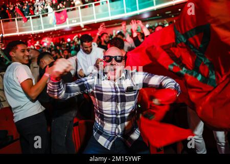 AMSTERDAM - i sostenitori della squadra di calcio marocchina allietano dopo aver segnato 1-0 mentre guardano la partita tra Marocco e Portogallo alla Coppa del mondo in Qatar nel Meervaart di Amsterdam. ANP BAS CZERWINSKI Foto Stock