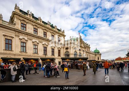 VIENNA, AUSTRIA - 26 NOVEMBRE 2022: Schloss Belvedere e il suo albero di Natale di notte. Panorama tradizionale del mercatino di Natale a Belvedere Foto Stock