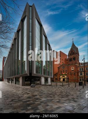 Stili di architettura contrastanti. The Hidden Gem, chiesa cattolica romana di St Mary, Manchester, Regno Unito Foto Stock