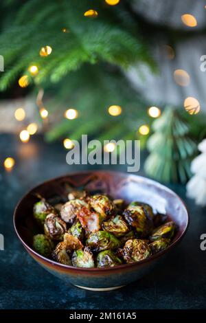 Cavolini di brussel alla griglia, contorno di Natale Foto Stock