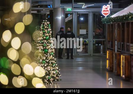 Dresda, Germania. 10th Dec, 2022. Gli agenti di polizia sono in piedi nella chiusa Altmarktgalerie. Una situazione di ostaggio si era verificata qui la mattina. Credit: Jan Woitas/dpa/Alamy Live News Foto Stock