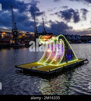 La scultura d'onda nel porto di Bristol UK ha fatto di 90kg di figliata l'importo liberato da una strada in un singolo venerdì Foto Stock