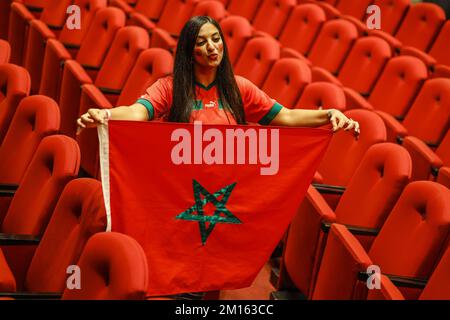 AMSTERDAM - i sostenitori della squadra di calcio marocchina allietano dopo la vittoria 1-0 per il Marocco mentre guardano la partita tra Marocco e Portogallo alla Coppa del mondo in Qatar nel Meervaart di Amsterdam. ANP BAS CZERWINSKI olanda fuori - belgio fuori Foto Stock