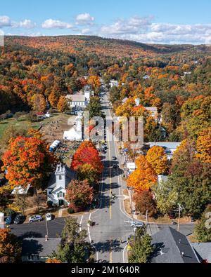 Una vista aerea della strada durante il festival autunnale Foto Stock