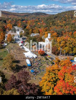 Una vista aerea della strada durante il festival autunnale Foto Stock