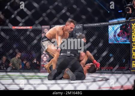 Uncanville, CT, Stati Uniti. 09th Dec, 2022. Mohegan Sun Casino Uncasville, CT - DICEMBRE 9: Michael Lombardo vince tramite KO al Bellator 289 al Mohegan Sun Casino il 9 Dicembre 2022 a Uncasville, CT, Stati Uniti. (Foto di Matt Davies/PxImages) (Matt Davies/SPP) Credit: SPP Sport Press Photo. /Alamy Live News Foto Stock