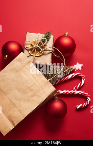 shopping bag con confezione regalo e decorazione natalizia. Comprare regali per Natale Foto Stock