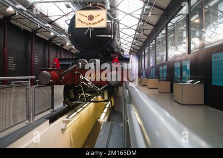 Il Castello di Caerphilly ha conservato la locomotiva 4073 "Cheltenham Flyer" al museo della ferrovia a vapore Swindon Foto Stock