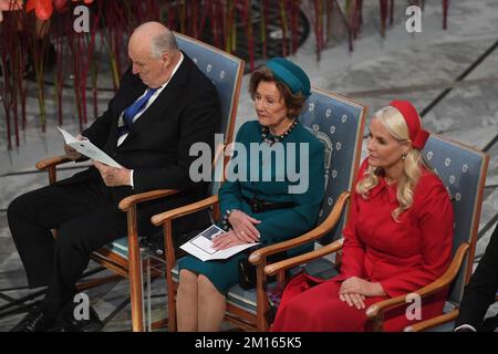 Oslo, Norvegia. 10th Dec, 2022. Re Harald V di Norvegia, Regina Sonja di Norvegia e Principessa Corona mette-Marit di Norvegia partecipano alla cerimonia di premiazione del Premio Nobel per la Pace 2022 presso il Municipio di Oslo, Norvegia, il 10 dicembre 2022. Foto di Paul Treadway/ Credit: UPI/Alamy Live News Foto Stock