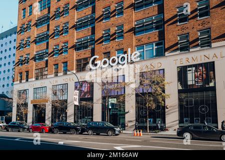 New York, USA - 21 novembre 2022: Sede di Google a Chelsea, Manhattan. Situato in 111 Eighth Avenue precedentemente conosciuta come Union Inland Terminal Foto Stock