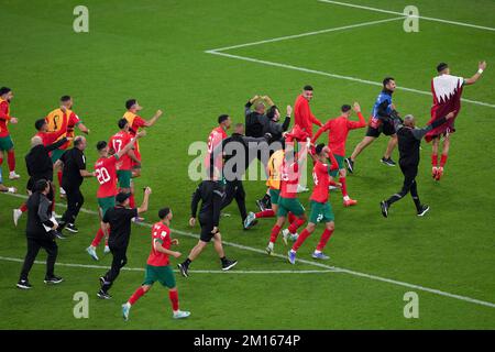 Doha, Qatar. 10th Dec, 2022. I giocatori del Marocco festeggiano la vittoria alla finale trimestrale tra Marocco e Portogallo della Coppa del mondo FIFA 2022 allo stadio al Thumama di Doha, Qatar, il 10 dicembre 2022. Credit: Zheng Huansong/Xinhua/Alamy Live News Foto Stock