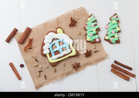 casa di pan di zenzero e abete. Biscotti di Natale. cannella. dessert tradizionale. Cucina casalinga Foto Stock