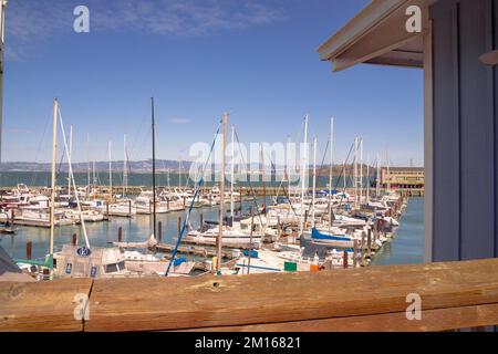 Si affaccia sul Molo 39 a San Francisco, California, Stati Uniti. Il centro commerciale vicino alla baia offre escursioni in barca, ristoranti, negozi di souvenir, attracco di barche a vela Foto Stock