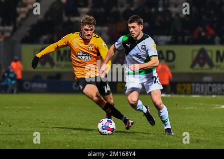 Adam Randell (20 Plymouth Argyle) sfidato da Jack Lancaster (14 Cambridge United) durante la partita della Sky Bet League 1 tra Cambridge United e Plymouth Argyle al R Costings Abbey Stadium di Cambridge sabato 10th dicembre 2022. (Credit: Kevin Hodgson | MI News) Credit: MI News & Sport /Alamy Live News Foto Stock