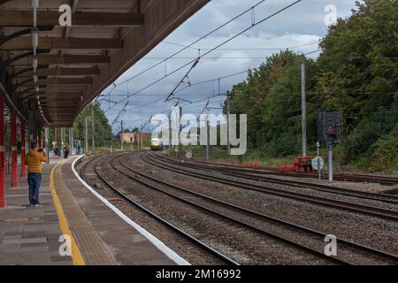 Gli appassionati di ferrovie fotografano una locomotiva elettrica 86259 di classe 86 conservata alla stazione ferroviaria di Lancaster sulla linea principale della costa occidentale Foto Stock