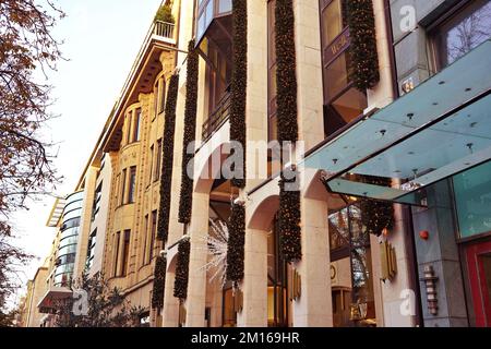 Il viale dello shopping Königsallee a Düsseldorf/Germania con decorazioni natalizie. Foto Stock