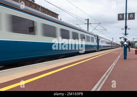 18/09/2022 Rugby 86259 Les Ross / Peter Pan 1Z86 1022 Lancaster a Londra Euston treno extra di soccorso in corso per HM Queen sdraiato nello stato Foto Stock