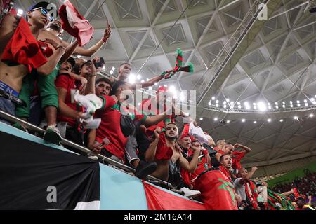 Doha, Qatar. 10th Dec, 2022. I fan del Marocco festeggiano dopo la Quarterfinale tra Marocco e Portogallo della Coppa del mondo FIFA 2022 allo stadio al Thumama di Doha, Qatar, il 10 dicembre 2022. Credit: Li Gang/Xinhua/Alamy Live News Foto Stock