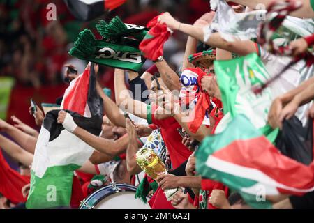 Doha, Qatar. 10th Dec, 2022. I fan del Marocco festeggiano dopo la Quarterfinale tra Marocco e Portogallo della Coppa del mondo FIFA 2022 allo stadio al Thumama di Doha, Qatar, il 10 dicembre 2022. Credit: LAN Hongguang/Xinhua/Alamy Live News Foto Stock