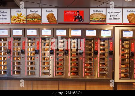 Amsterdam - 02 ottobre 2022 - distributore automatico di panini, hamburger e fast food. Foto Stock