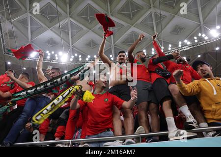 Doha, Qatar. 10th Dec, 2022. I fan del Marocco festeggiano dopo la Quarterfinale tra Marocco e Portogallo della Coppa del mondo FIFA 2022 allo stadio al Thumama di Doha, Qatar, il 10 dicembre 2022. Credit: Li Gang/Xinhua/Alamy Live News Foto Stock