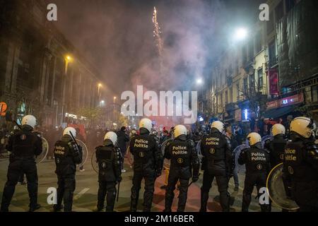 Bruxelles, Belgio. 10th Dec, 2022. L'immagine mostra i tifosi marocchini che celebrano la loro vittoria al centro di Bruxelles, dopo aver vinto la quarta finale tra Marocco e Portogallo, alla Coppa del mondo FIFA 2022, sabato 10 dicembre 2022. FOTO DI BELGA NICOLAS MAETERLINCK Credit: Belga News Agency/Alamy Live News Foto Stock