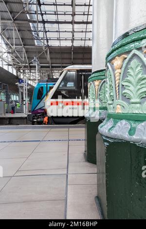 Stazione ferroviaria Manchester Piccadilly, colonne ornate con treni Intercity classe 90 e Transpennine Express classe 185 Foto Stock