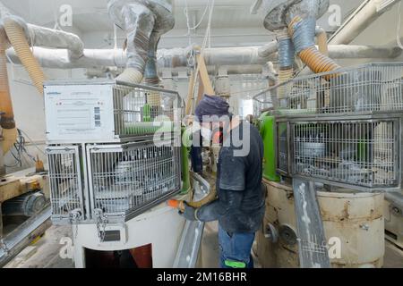 Un operaio presso le miniere di sale di Volterra, Toscana, Italia. Produzione di sale di compresse di Idrosal. Sale di Volterra, il sale più puro d'Italia. Sale Locatelli Foto Stock