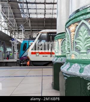 Stazione ferroviaria Manchester Piccadilly, colonne ornate con treni Intercity classe 90 e Transpennine Express classe 185 Foto Stock