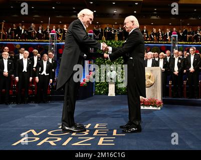 Stoccolma, Svezia. 10th Dec, 2022. Stoccolma, Svezia. 10th Dec, 2022. Il Dr. John F. Clauser riceve il Premio Nobel 2022 in fisica dal Re Carl Gustaf di Svezia durante la cerimonia di premiazione del Premio Nobel presso la Sala Concerti di Stoccolma, Svezia Sabato 10 Dicembre 2022.Photo: Jonas Ekströmer / TT / kod 10030 Credit: TT News Agency/Alamy Live News Credit: TT News Agency/Alamy Live News Foto Stock