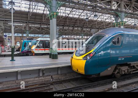 Avanti West Coast, Intercity railtours e treni Transpennine Express alla stazione ferroviaria di Manchester Piccadilly, Regno Unito Foto Stock