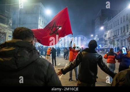 Bruxelles, Belgio. 10th Dec, 2022. L'immagine mostra i tifosi marocchini che celebrano la loro vittoria al centro di Bruxelles, dopo aver vinto la quarta finale tra Marocco e Portogallo, alla Coppa del mondo FIFA 2022, sabato 10 dicembre 2022. FOTO DI BELGA NICOLAS MAETERLINCK Credit: Belga News Agency/Alamy Live News Foto Stock