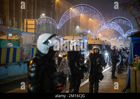 Bruxelles, Belgio. 10th Dec, 2022. L'immagine mostra la polizia nel centro di Bruxelles, dopo che il Marocco ha vinto la quarta finale tra Marocco e Portogallo, alla Coppa del mondo FIFA 2022, sabato 10 dicembre 2022. FOTO DI BELGA NICOLAS MAETERLINCK Credit: Belga News Agency/Alamy Live News Foto Stock