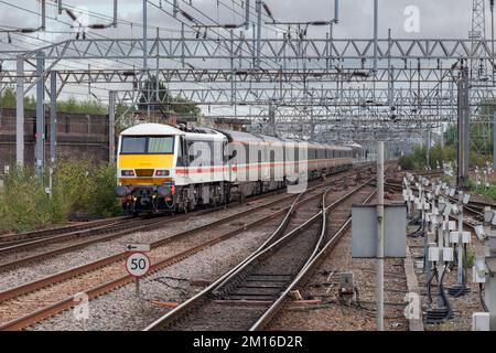 Locomotiva elettrica Intercity livrea classe 90 90002 che trasporta un treno charter Intercity sulla linea principale della costa occidentale a noleggio per Avanti West Coast Foto Stock