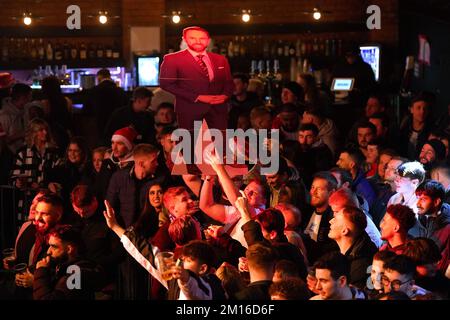 I fan inglesi hanno in mano un cartoncino tagliato dal manager Gareth Southgate al Fan Park 4TheFans al Mill di Birmingham, prima di assistere a una proiezione della partita di quarti di finale della Coppa del mondo FIFA tra Inghilterra e Francia. Data immagine: Sabato 10 dicembre 2022. Foto Stock