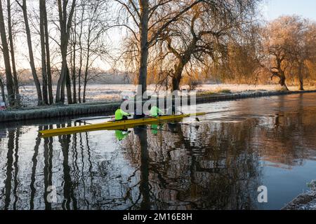 I vogatori del Guildford Rowing Club sul fiume Wey in una fredda mattinata invernale gelida, Surrey, Inghilterra, Regno Unito. 10th dicembre 2022 Foto Stock