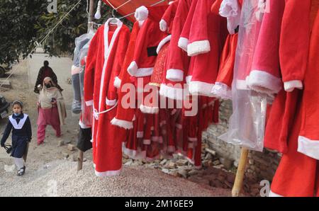 ISLAMABAD, PAKISTAN.A fornitore sta visualizzando e vendendo gli abiti di Babbo Natale per il festival di Natale a G-7/2.Photo di Raja Imran Bahadar Foto Stock