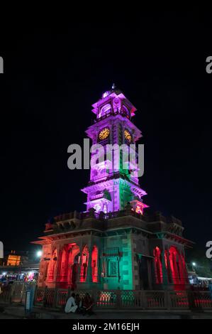 Jodhpur, Rajasthan, India - 18.10.2019 : mercato popolare di Sardar e ghar di Ghanta, torre di orologio in sera a Jodhpur, Rajasthan, India. Immagine verticale. Foto Stock