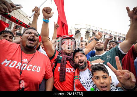 Doha, Qatar, Qatar. 10th Dec, 2022. I fan del Marocco a Doha, prima che Marocco vs Portogallo si imprimano le previsioni del quarto trimestre finale: La Coppa del mondo 2022. (Credit Image: © Abed Alrahman Alkahlout/Quds Net News via ZUMA Press Wire) Credit: ZUMA Press, Inc./Alamy Live News Foto Stock