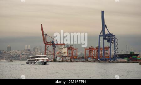 Istanbul, Turchia - 25 agosto 2022: Colpo di giorno delle gru nel cantiere navale del porto di HaydarPasha, Istanbul, Turchia con vista sulla città sullo sfondo Foto Stock