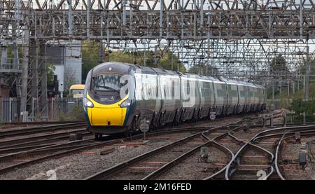 Avanti West Coast classe 390 Pendolino treno che passa Crewe nord svincolo, sulla costa occidentale principale, Cheshire, Regno Unito Foto Stock