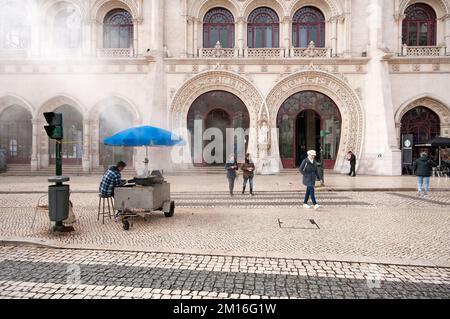 Pedalò di castagno di fronte alla stazione ferroviaria Rossio (di Jose Luis Monteiro in stile neo-manuelino) con le porte a ferro di cavallo, Lisbona, Portogallo Foto Stock