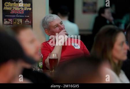 I fan inglesi della 76 Lounge presso lo stadio Lamex di Stevenage assisterà a una proiezione della partita di quarti di finale della Coppa del mondo FIFA tra Inghilterra e Francia. Data immagine: Sabato 10 dicembre 2022. Foto Stock