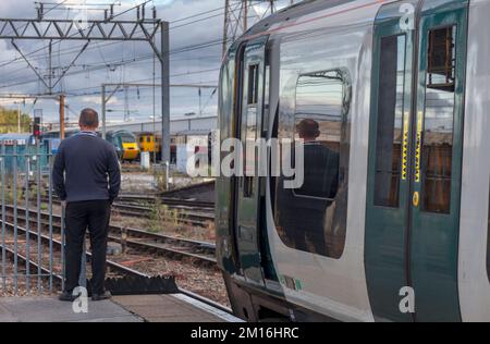 L'autista del treno della ferrovia del Nord Ovest di Londra si trovava accanto al treno alla stazione ferroviaria di Crewe Foto Stock