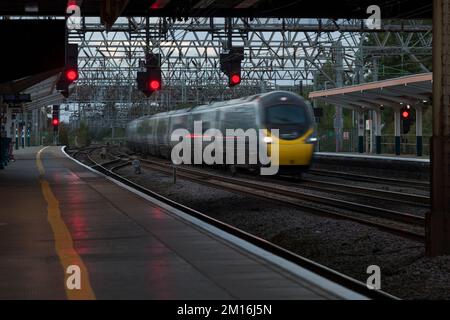 Avanti West Coast classe 390 Pendolino treno veloce attraverso la stazione ferroviaria di Crewe, sulla linea principale della costa occidentale Foto Stock