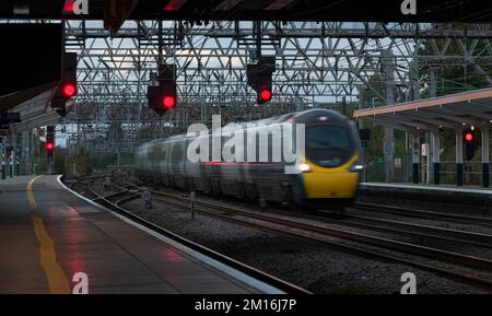 Avanti West Coast classe 390 Pendolino treno veloce attraverso la stazione ferroviaria di Crewe, sulla linea principale della costa occidentale Foto Stock