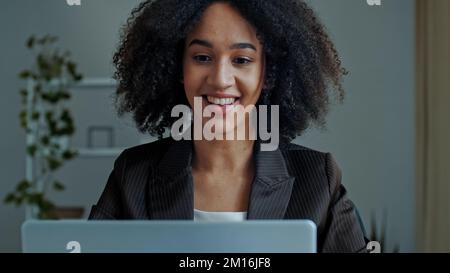 Donna d'affari freelancer insegnante etnica africana donna parlare videochiamata con il cliente online conferenza chat saluto mano vacillante ciao parlare remoto virtuale Foto Stock